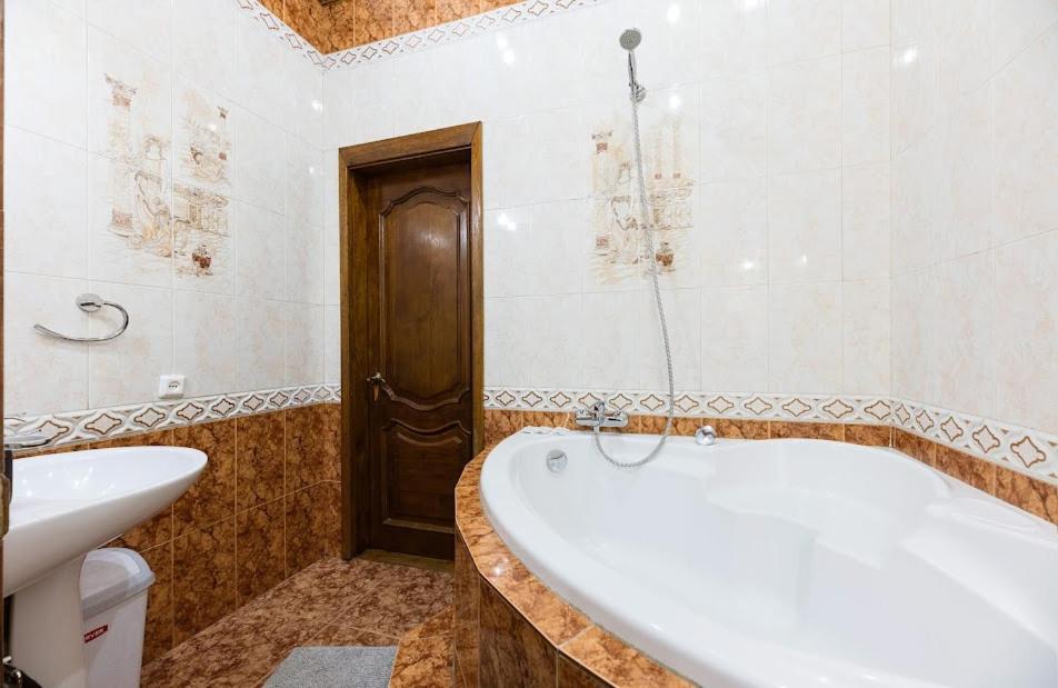 Apartment Arena City 911 Kiev Bagian luar foto